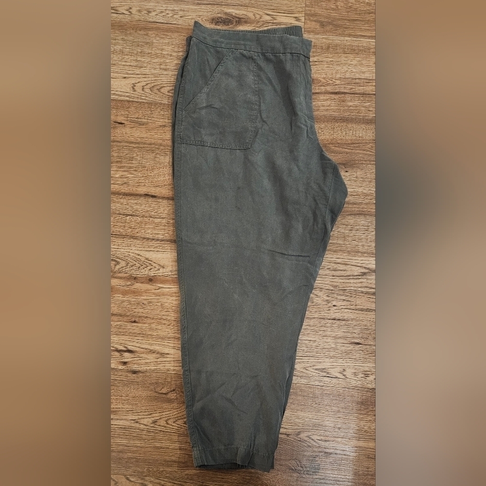 NWT Womens Green Cargo pants Size 20 plus size pockets Reitmans elastic waist